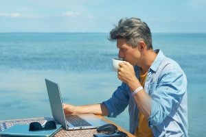 Man am Laptop bei der Online-Therapie